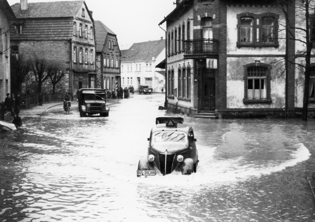 9. Februar 1946: Das Hochwasser vor dem Gasthof Sibille.
